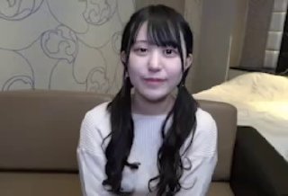 熟女金发女郎迫不及待地打开她的腿一个鸡巴